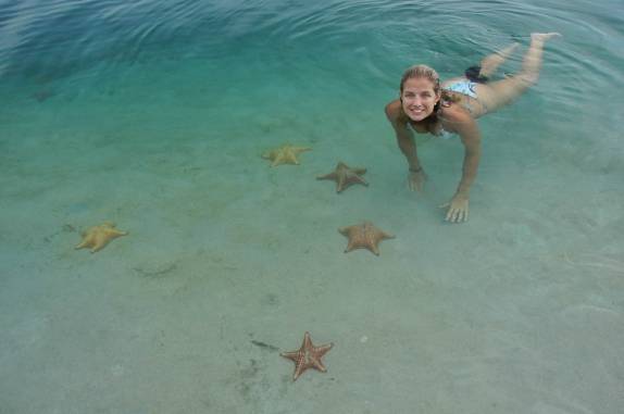 Nadando entre estrelas do mar em Boca del Drago, praia de Isla Colón, em Bocas del Toro, no Panamá